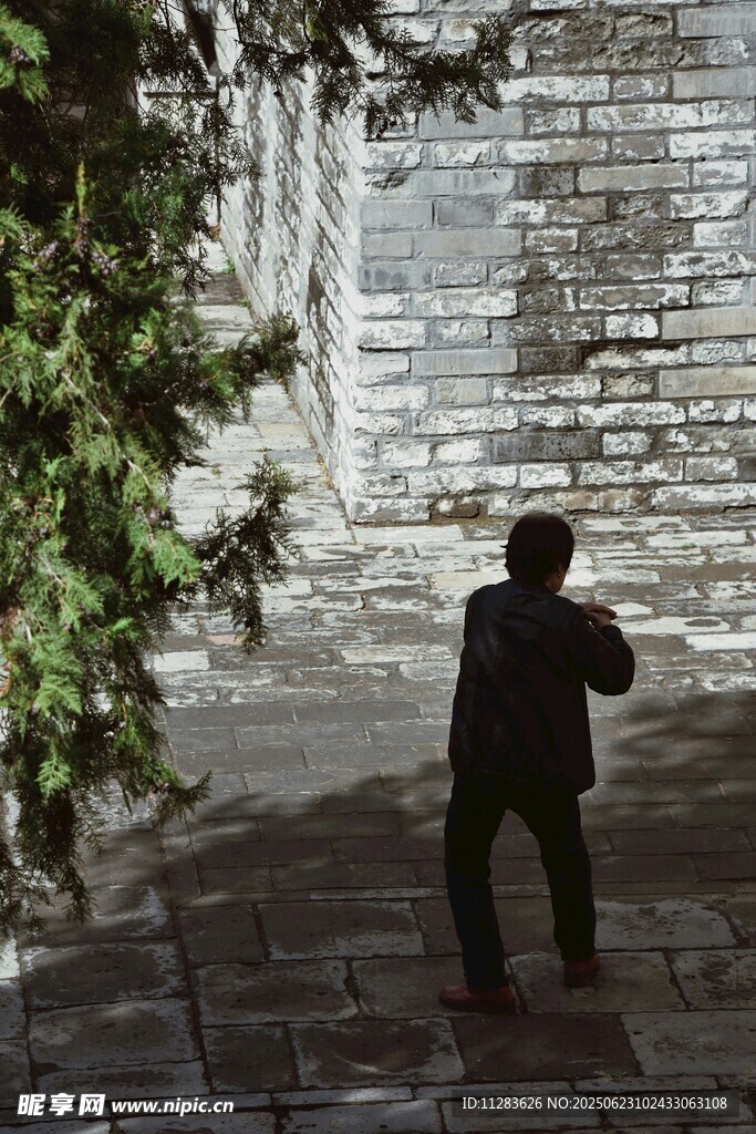 小巷中打太极的老人