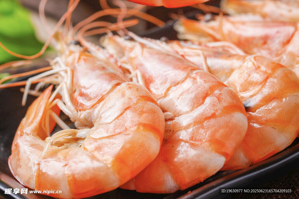 新鲜美味大虾摆放在盘中