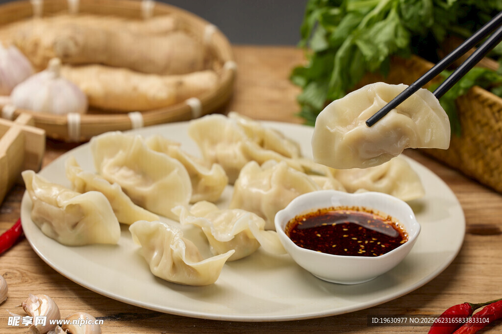 美味饺子搭配蘸料