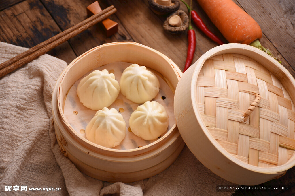 竹笼里的美味鲜肉小笼包
