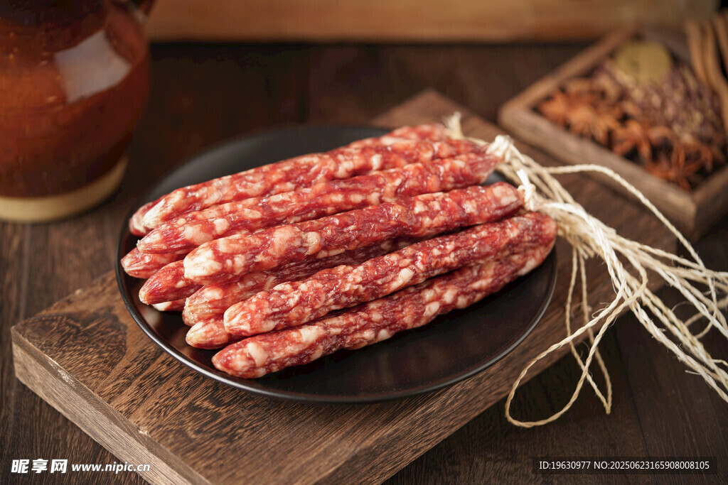美味腊肠摆放在木盘上