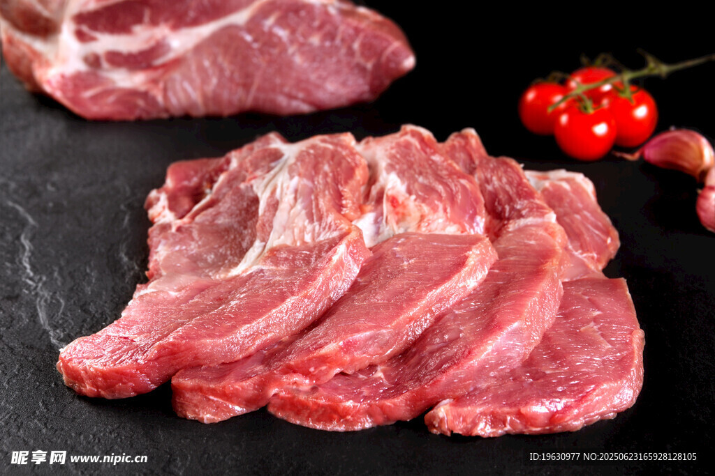 新鲜生猪肉切片展示