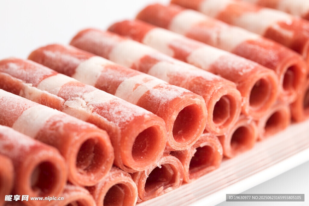 新鲜牛肉卷整齐排列