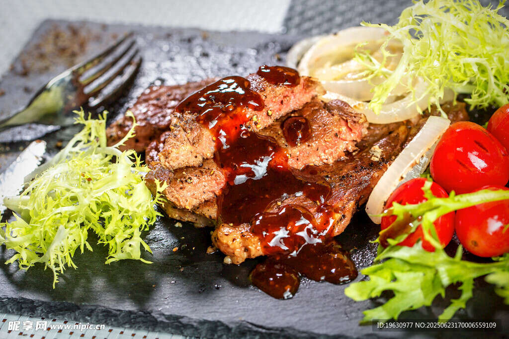 美味牛排配新鲜蔬菜