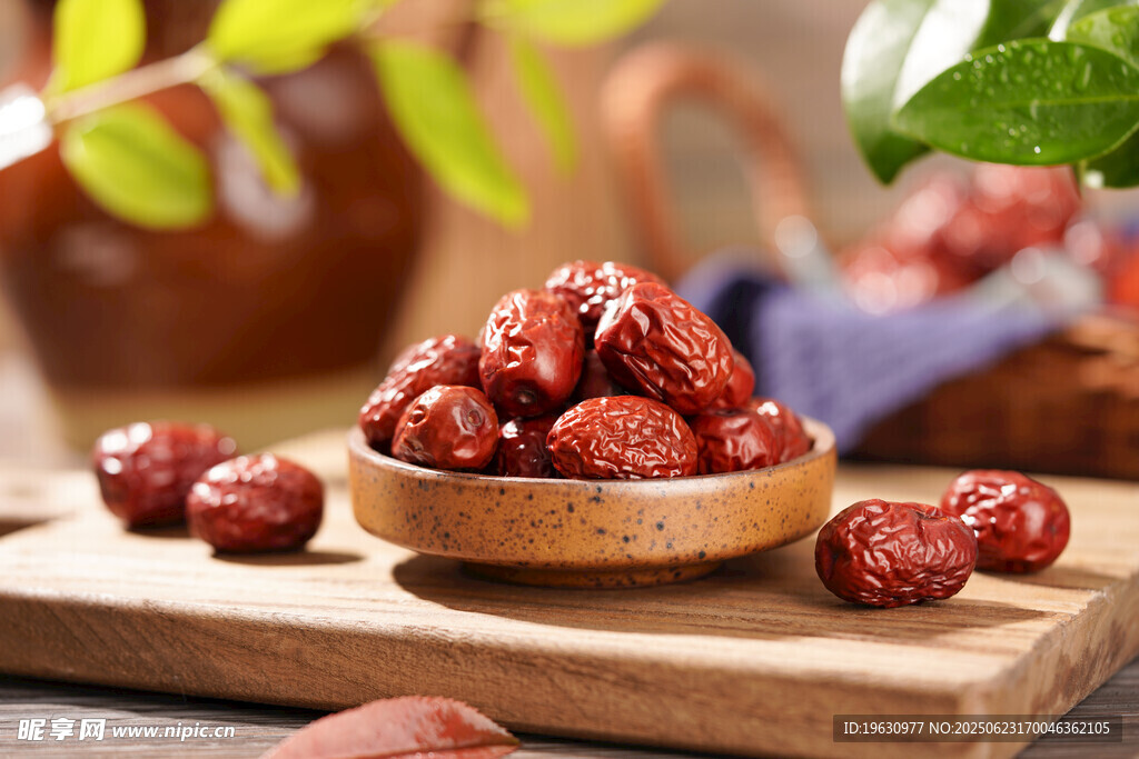木盘红枣摆于古朴木桌上