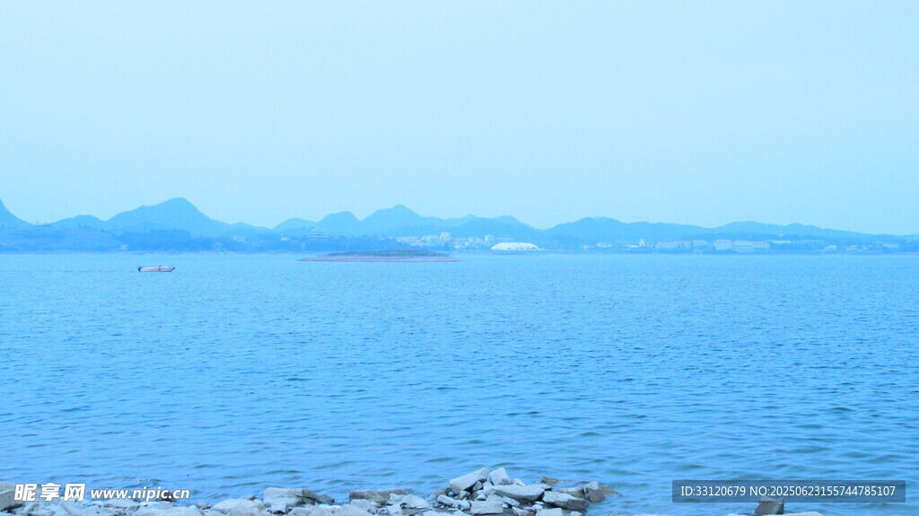 蓝色辽阔海面与远处山峦