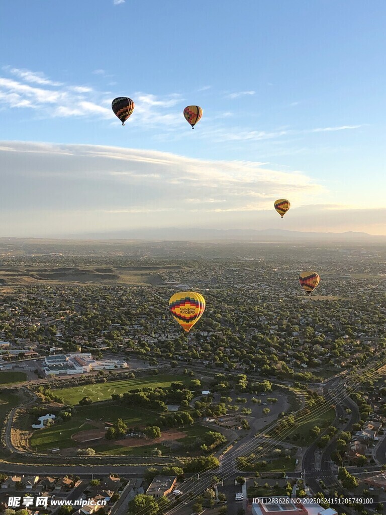 空中俯瞰多彩热气球景观