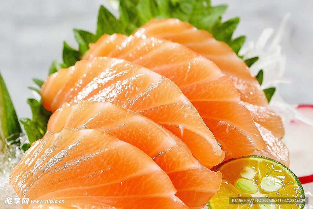 新鲜三文鱼刺身摆盘