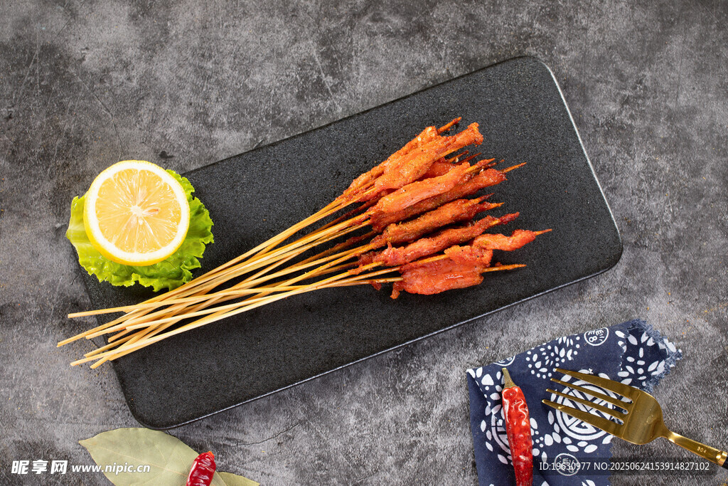 美味烤串配柠檬