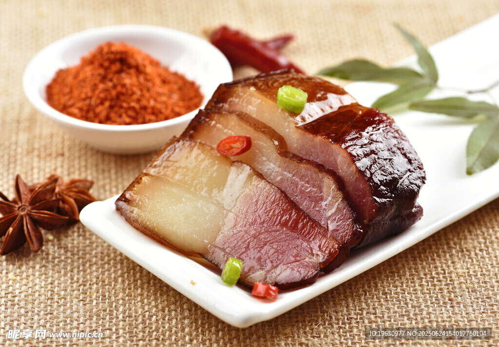 美味腊肉摆盘配香料调料