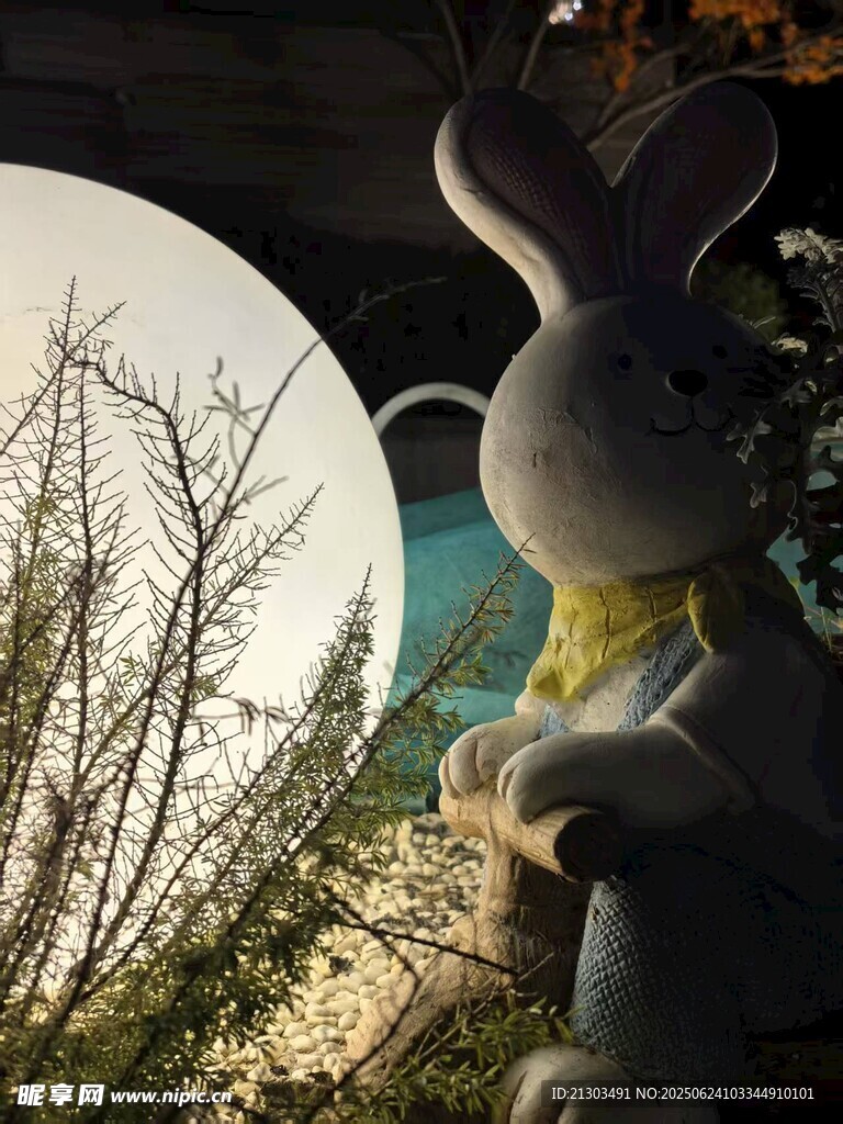 月夜下的兔子玩偶与树林