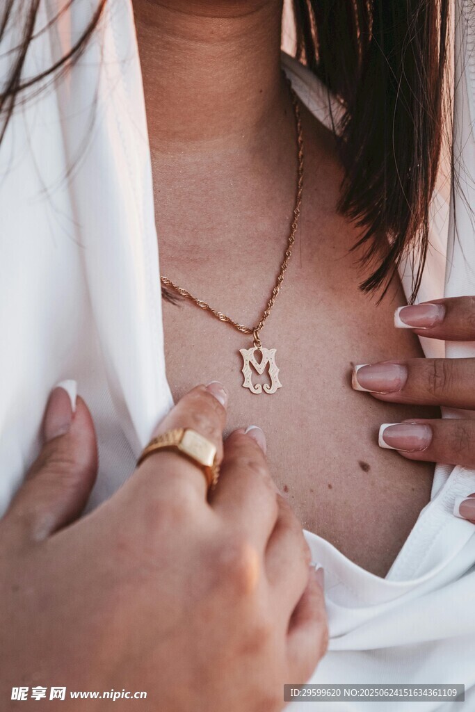 女性手部与项链特写