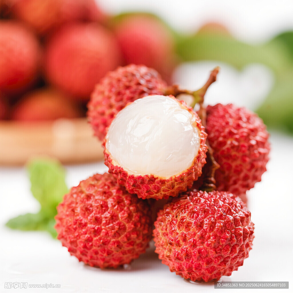 新鲜荔枝果肉饱满诱人