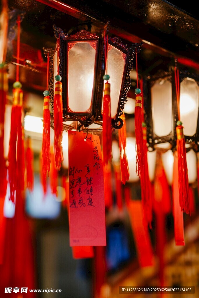 中式红灯笼与祈福飘带