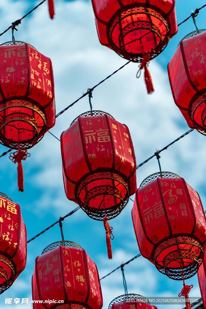 空中悬挂的喜庆红灯笼