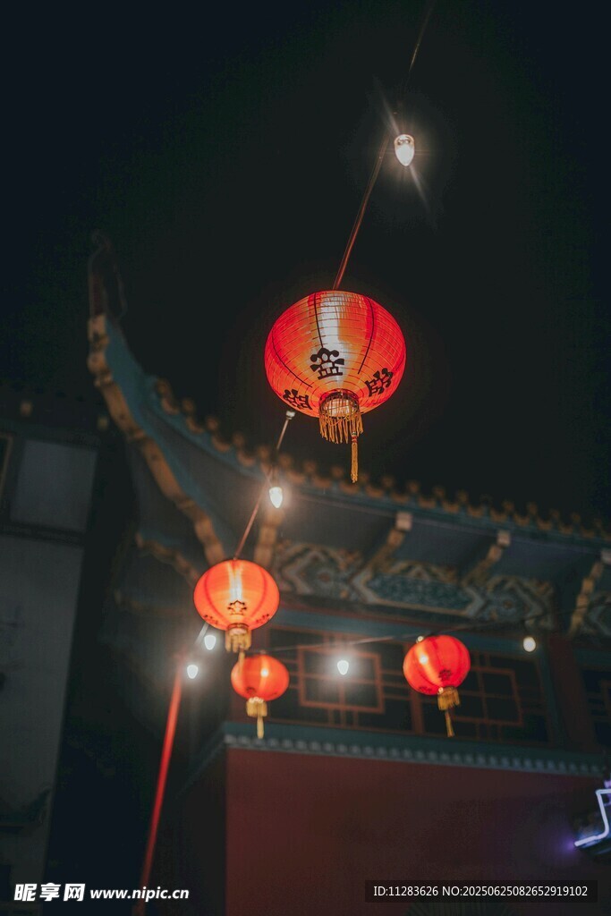 夜空中的中式红灯笼