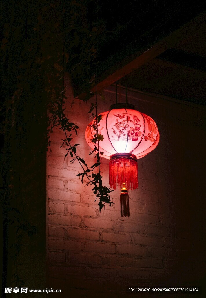 夜间红灯笼照亮砖墙