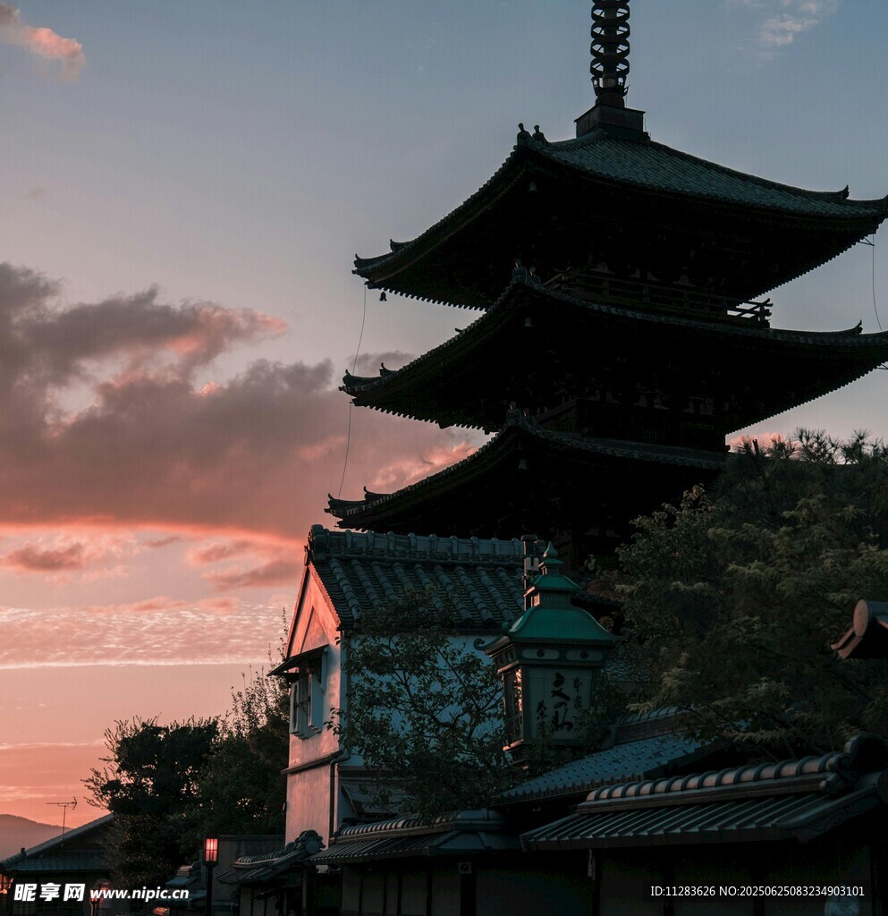 黄昏下的日式古塔美景