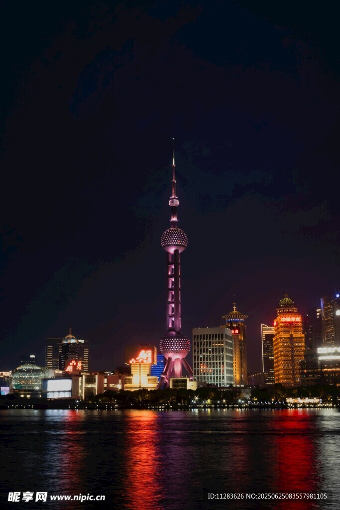 上海外滩夜景璀璨迷人