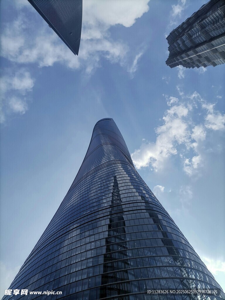 仰视摩天大楼的壮观景象
