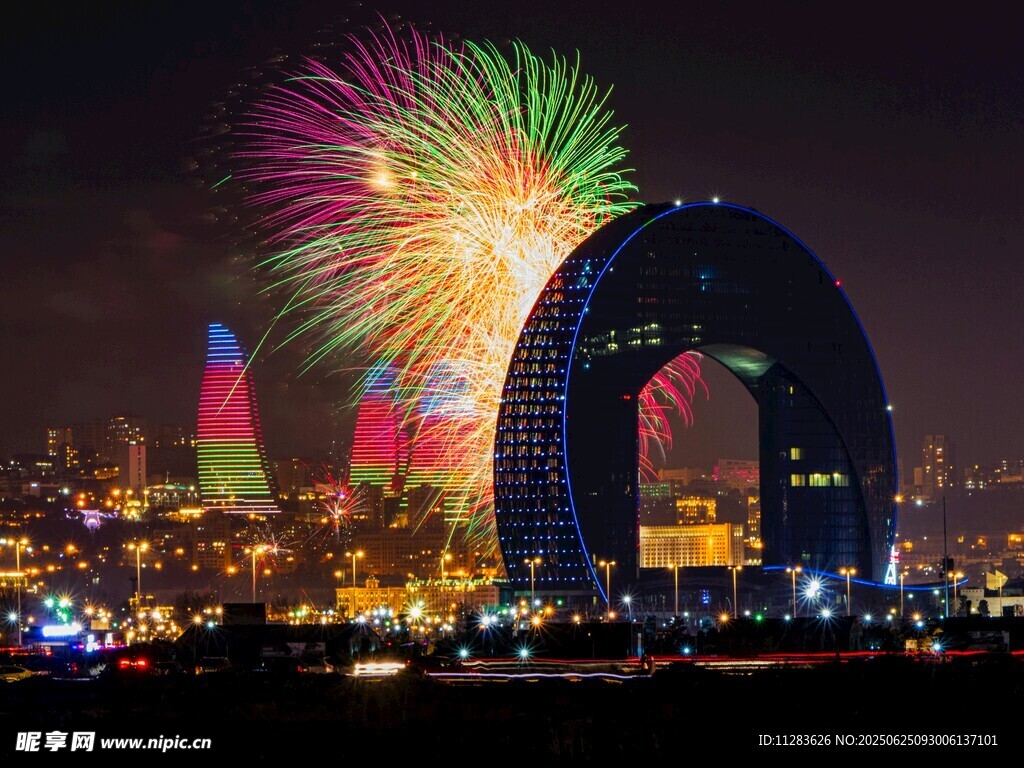 城市夜空绽放绚丽烟花