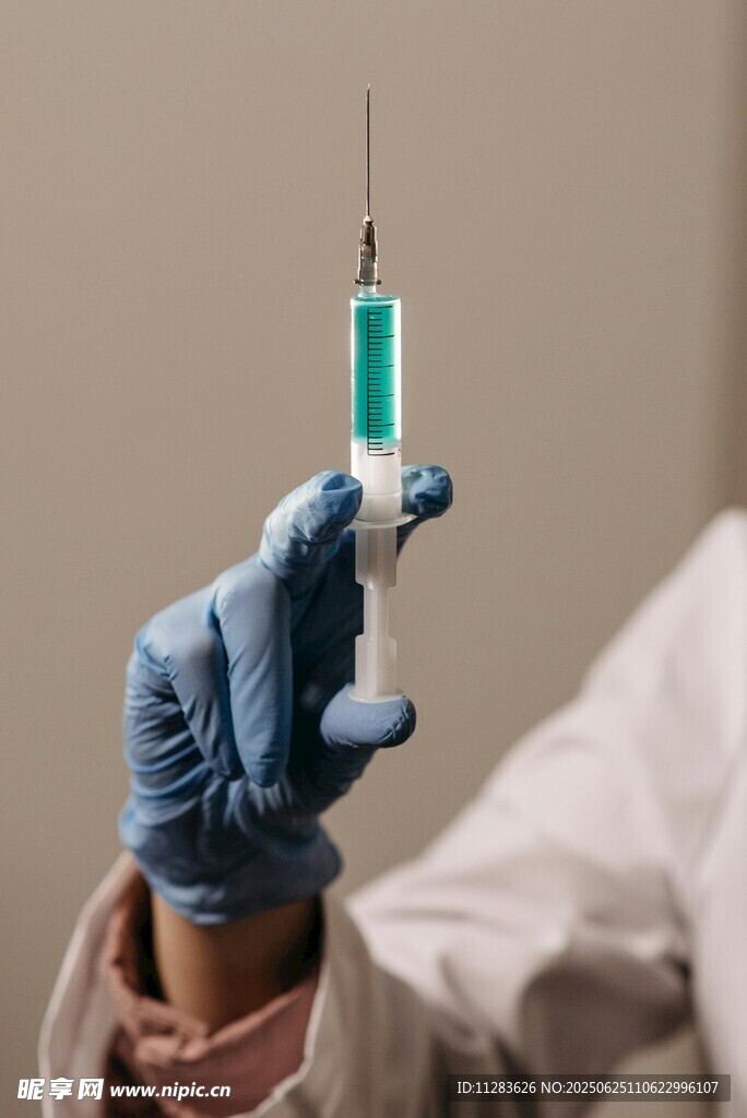 医护人员手持注射器