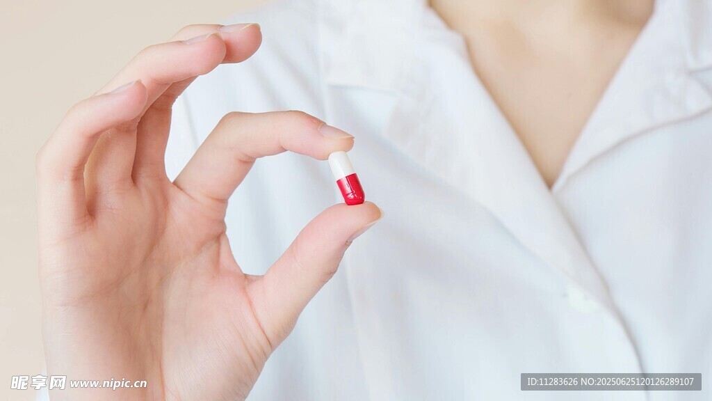 手持胶囊的白衣人物