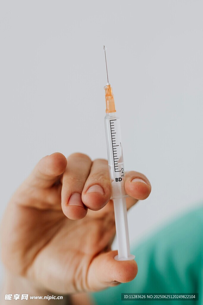 手持注射器特写