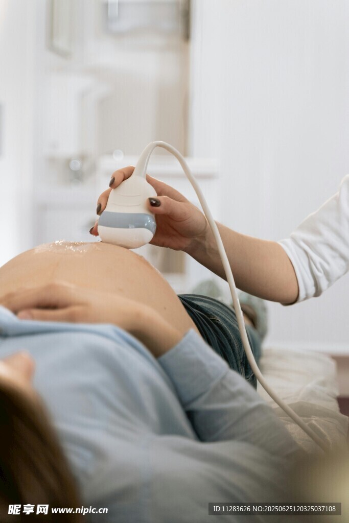 孕妇接受腹部超声检查