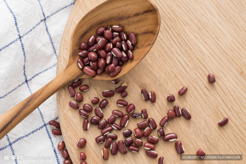 木勺中的红豆散落于桌