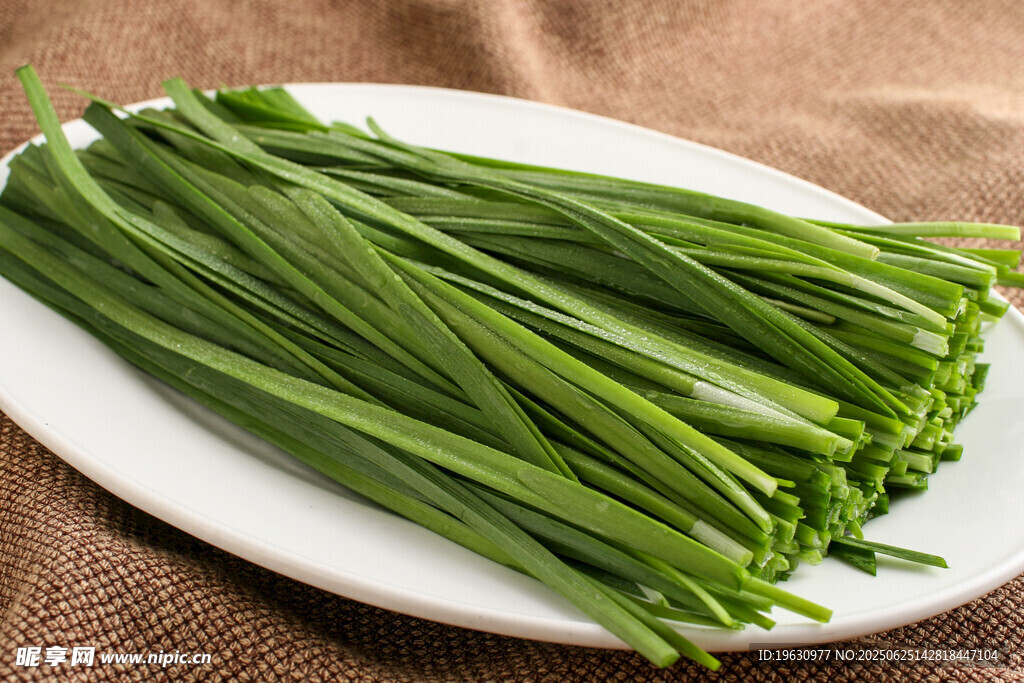 新鲜翠绿的一盘韭菜
