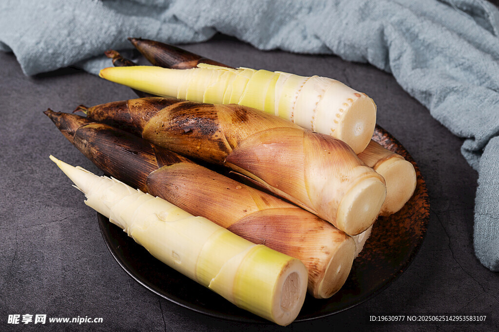 新鲜春笋摆放在黑色盘上