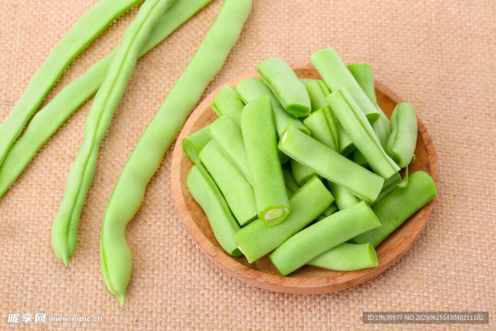 木碗中的鲜嫩青豆角