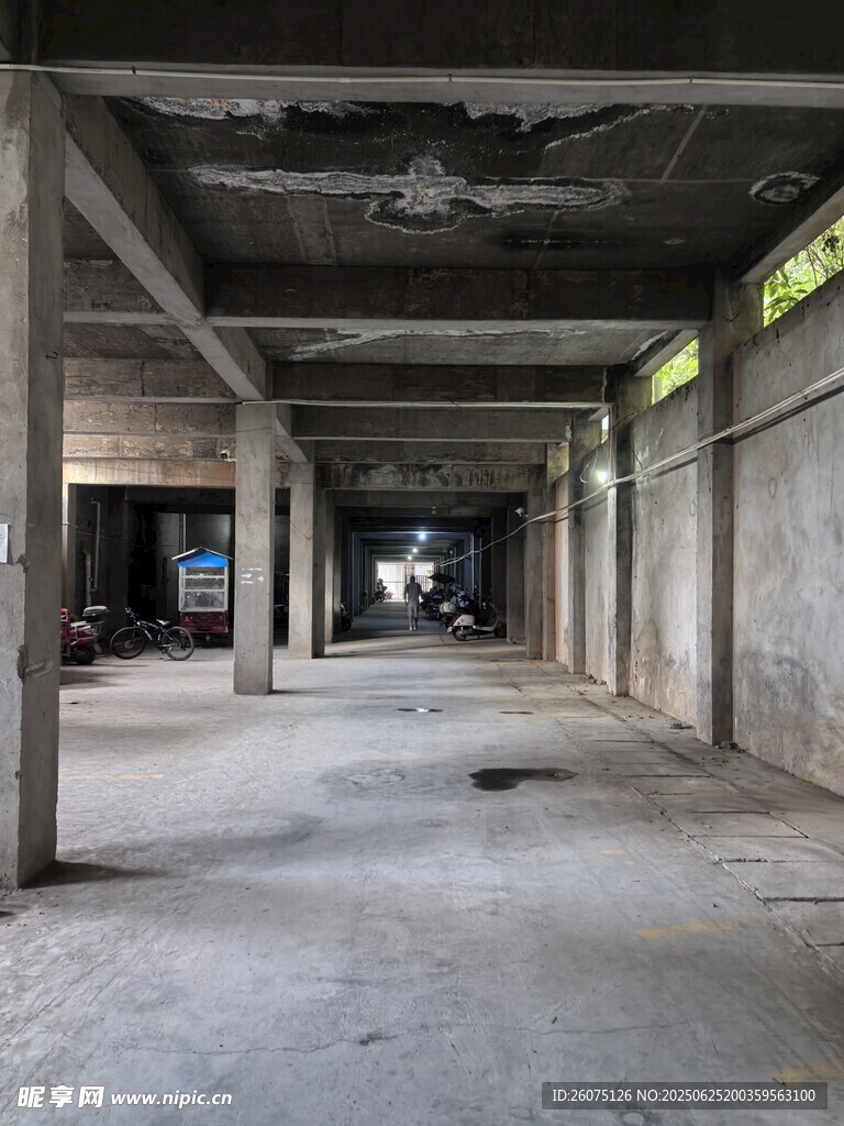 空旷废弃厂房内部场景