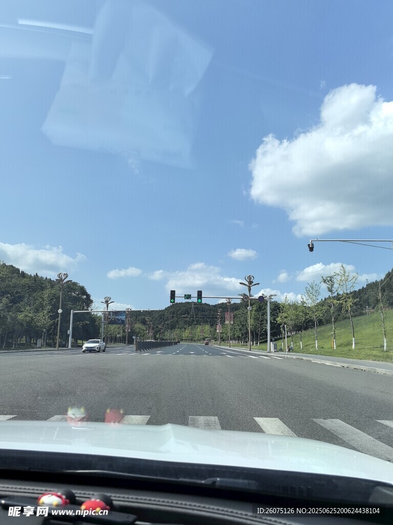 车内视角的公路行驶景象