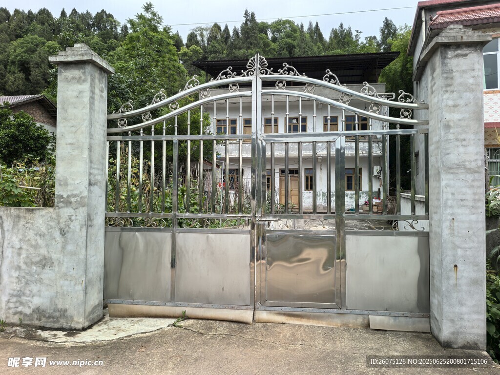 庭院大门与背后建筑景观