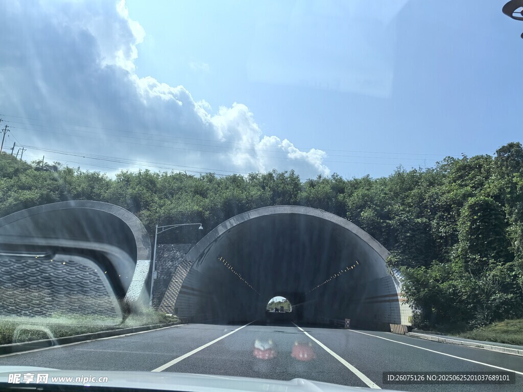 公路隧道入口风景