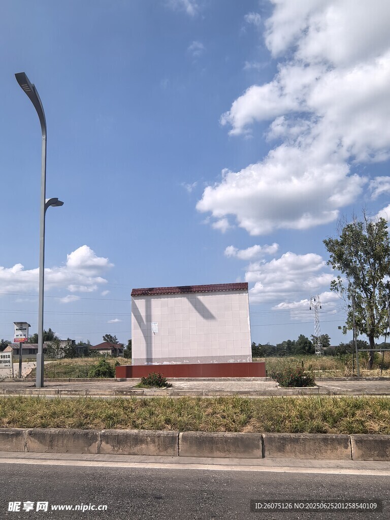 路边建筑与蓝天景观