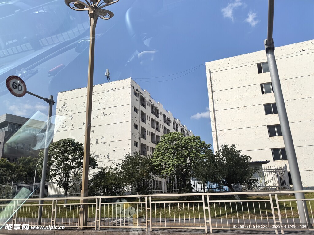 城市中的白色多层建筑