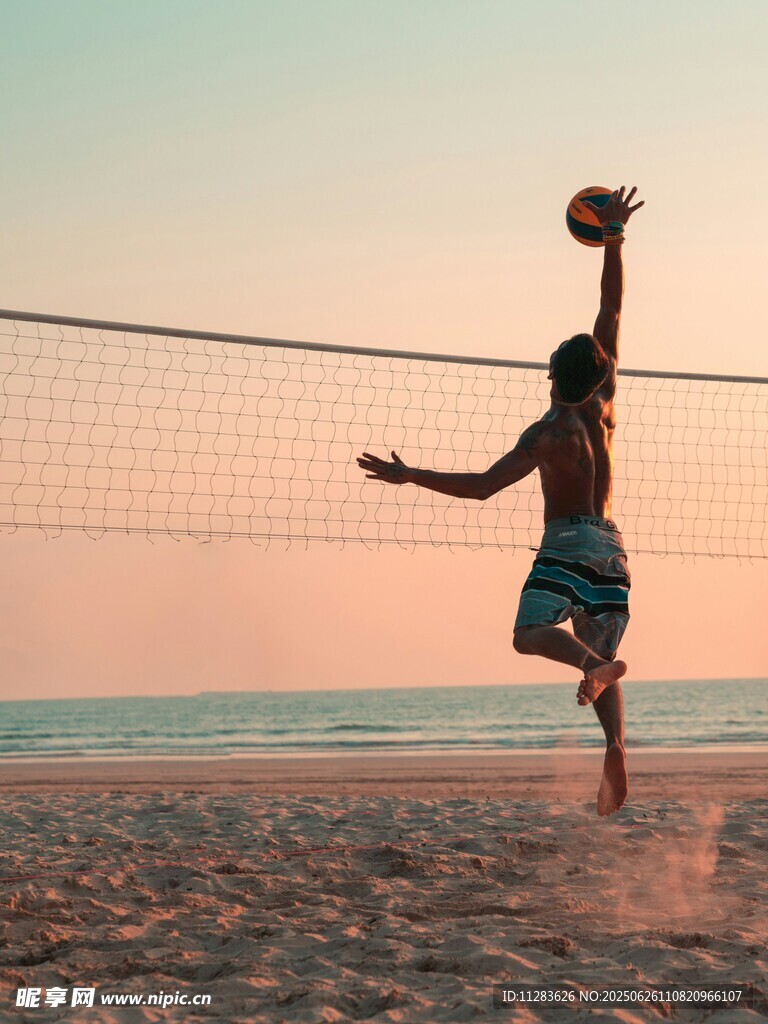 沙滩排球运动员的精彩瞬间