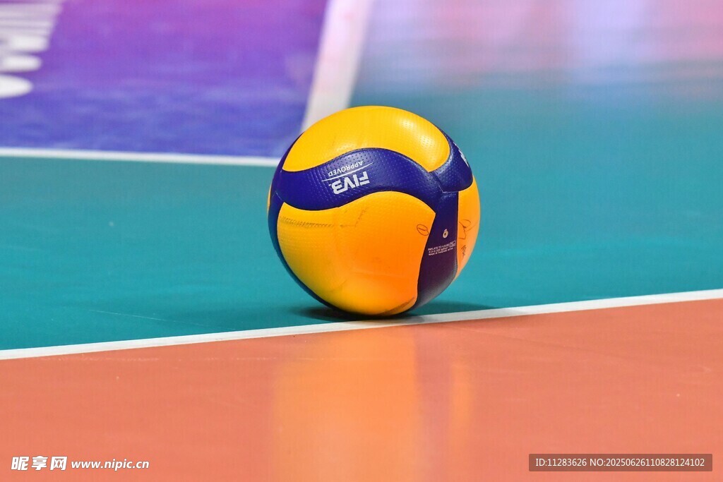彩色排球置于运动场地
