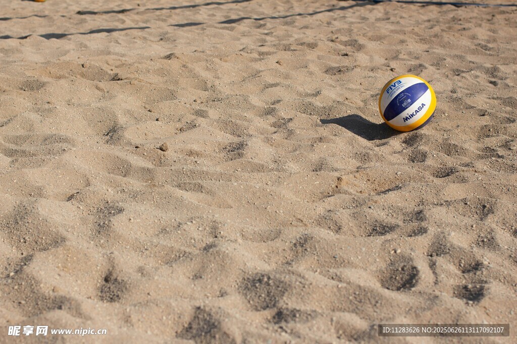 沙滩上的彩色排球