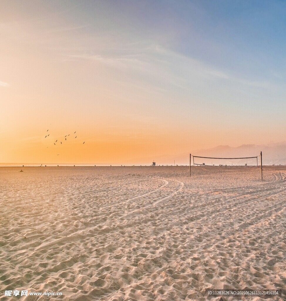 夕阳下的沙滩排球场景
