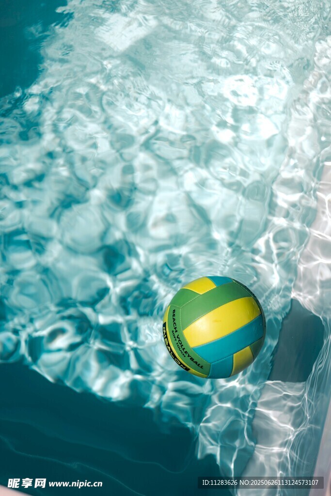 泳池中的彩色排球