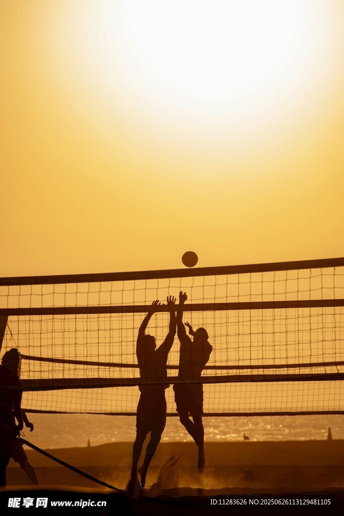 夕阳下的沙滩排球对决