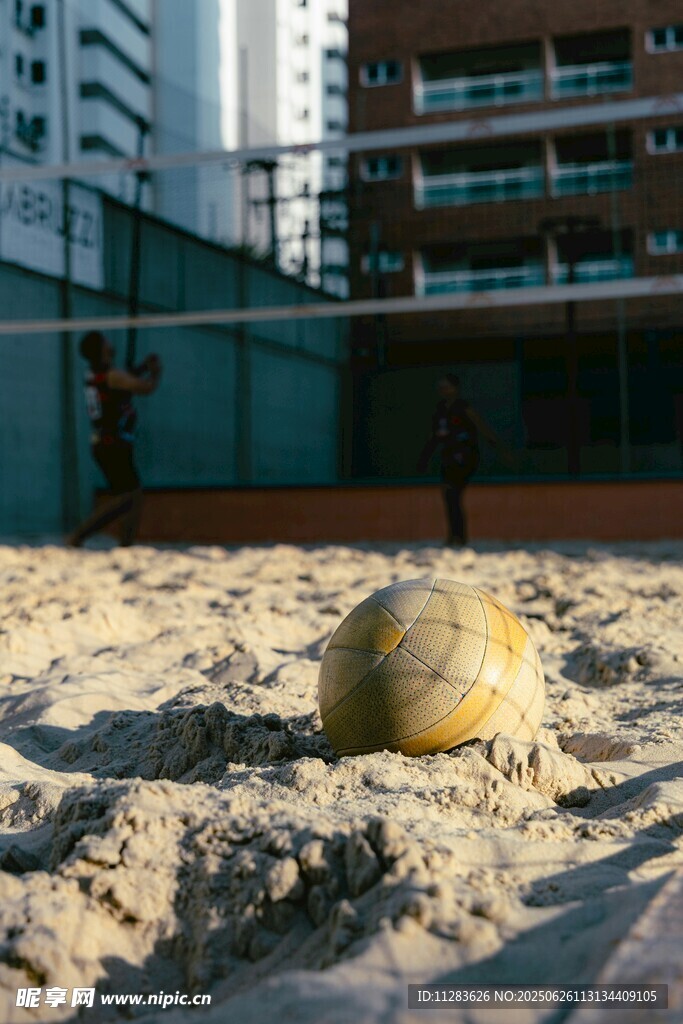 沙滩上的黄色球体