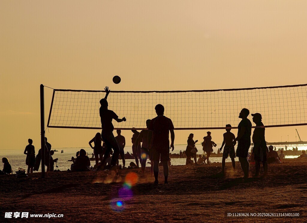 夕阳下的沙滩排球活动