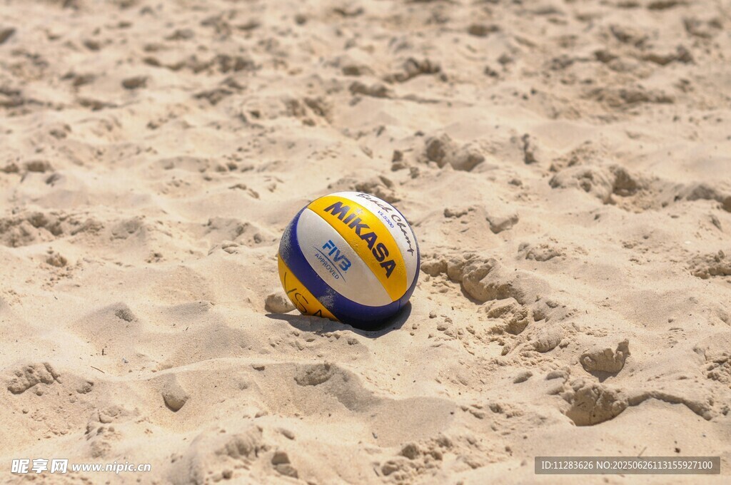 沙滩上的多彩排球