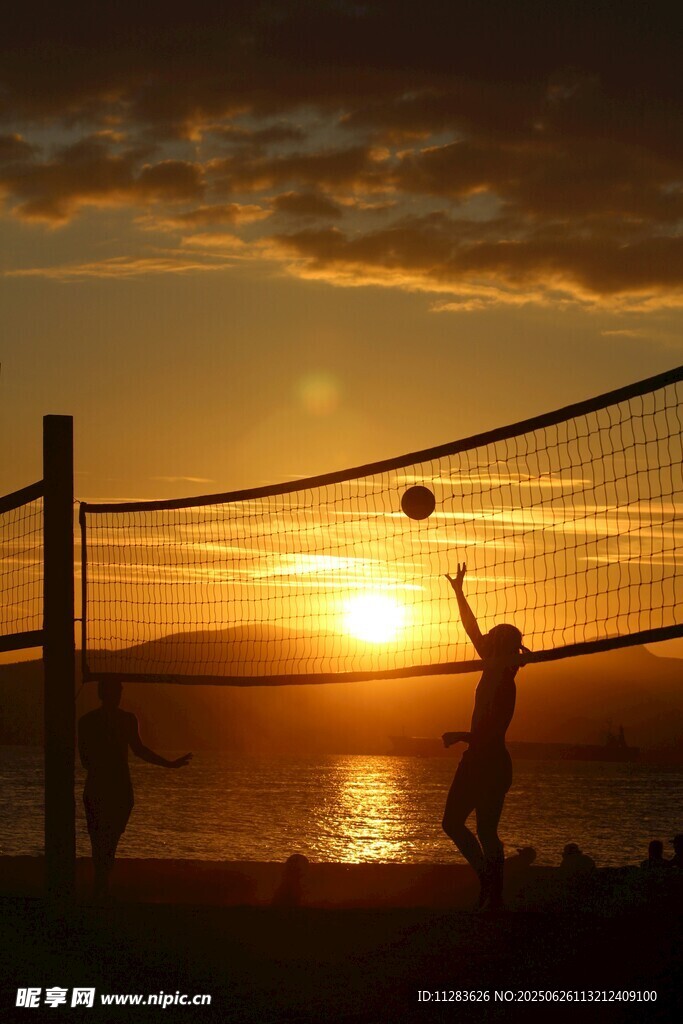 夕阳下的沙滩排球运动