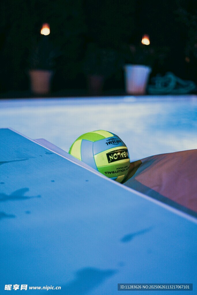 泳池边的彩色网球